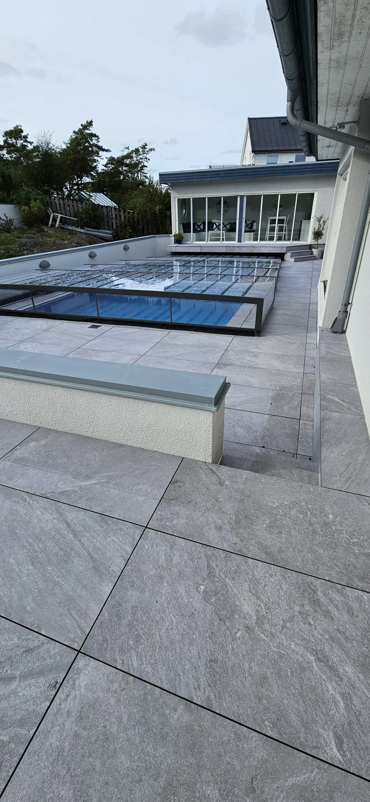 Pool med klinker och terrass av MiB Fastighetsteknik